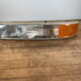 16525193 CHEVROLET Left Driver Turn Signal Parking Light Lamp