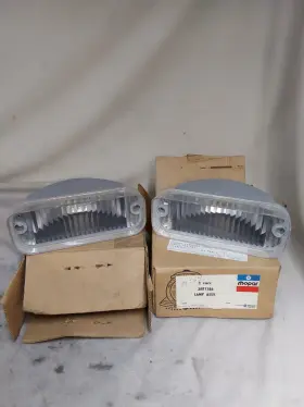3881186 DODGE Nos Front Turn Signal Housing Park