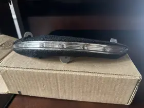 AE9Z-13B375-A FORD Driver Mirror Turn Signal Lamp Lincoln
