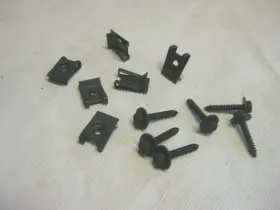 11504056 GM Nos Up Front Turn Signal Lamp Screw Clip Kit Suv