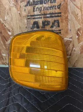 0008209121 MERCEDES Right Front Corner Light Turn Signal W126