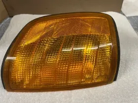 1305233931 MERCEDES Passenger Right Corner Turn Signal Light 1305233931 MERCEDES Passenger Right Corner Turn Signal Light