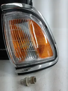 116.TO1897 TOYOTA Passenger Right Corner Light 4X4 Tacoma